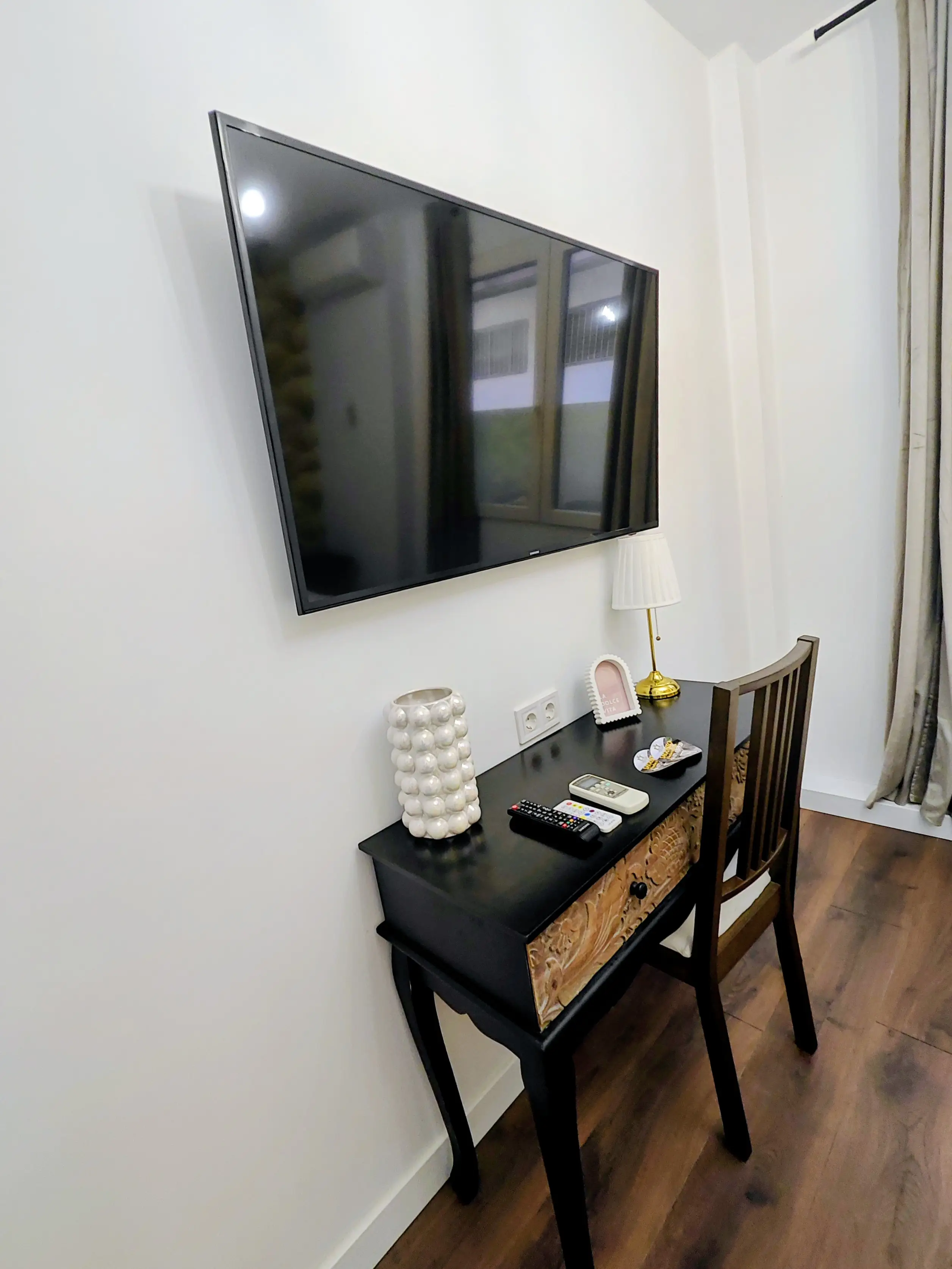 Dormitorio principal elegante con escritorio habitacion en apartamento royal lux